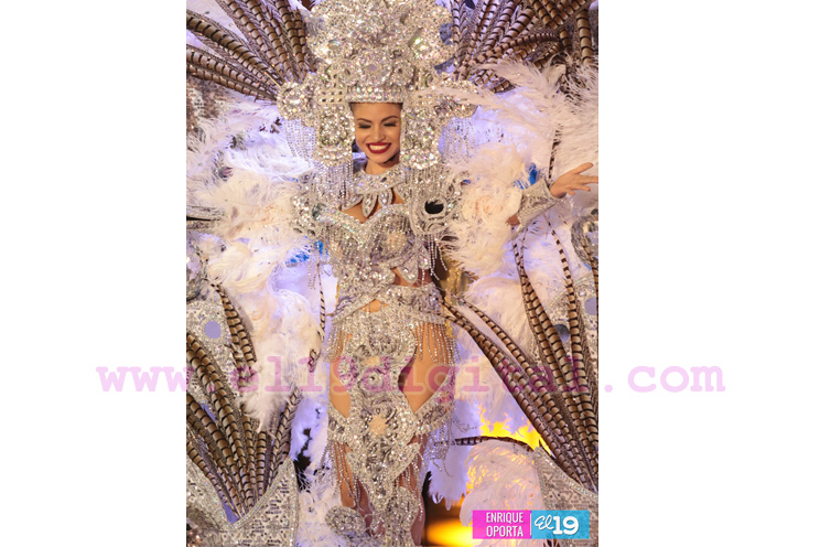 Candidatas a Reina del Carnaval desfilan en traje de fantas&iacute;a